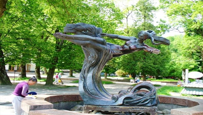 Скульптура напротив бювета