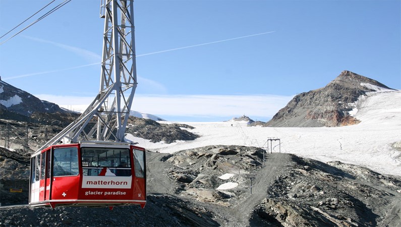 Владимир Головин. Красная гондола подъемника поднимает над альпийскими лугами до  высоты 3883 метра в царство льда и снега.