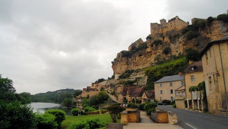 Городок и крепость Бейнак. Франция.