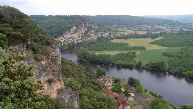 Вид на долину реки Дордонь из парка Маркесак. Франция.