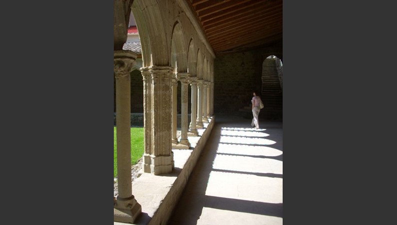Аббатсво Сан-Илари. Прогуливаясь по этой галерее, монахи придумали Бланкет. Франция. 