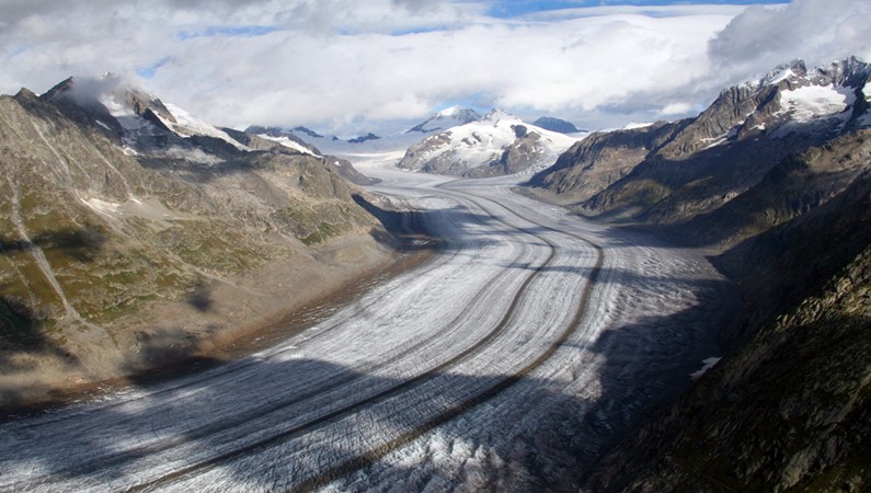 Владимир Головин. Алечский ледник сверху напоминает гигантскую автостраду. Если приглядеться, можно увидеть, что он покрыт множеством трещин.
