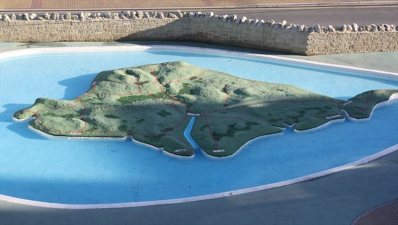 Бассейн в форме острова