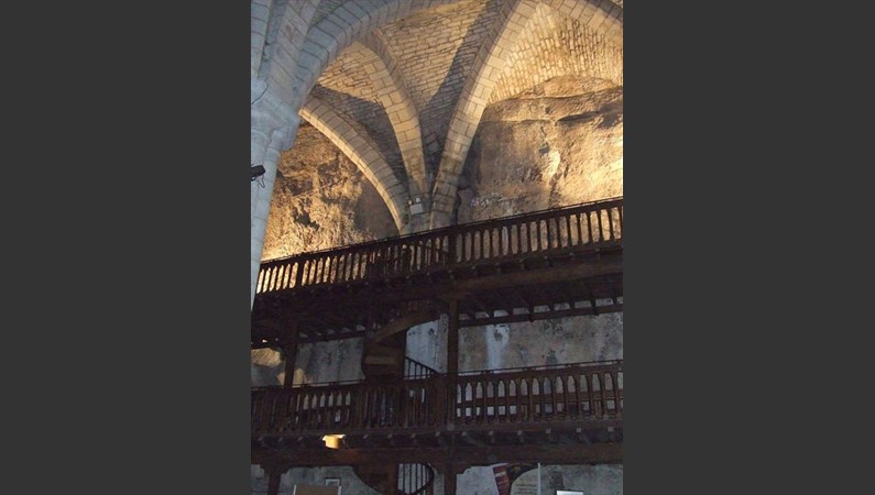 Рокамадур. В базилике Сен-Совер одну из стен заменяет скала