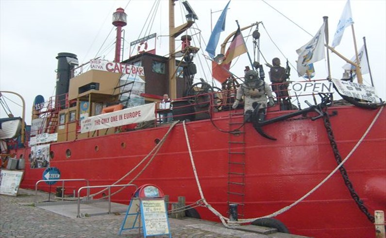 Корабль-бар-музей у Рыночной площади