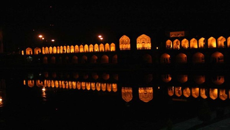 Мост Хаджу ночью