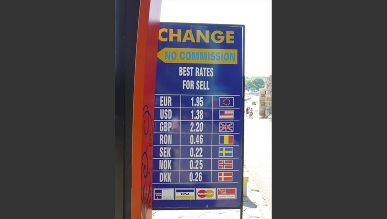Щиток на улице перед обманным кидальным пунктом в Несебре. Написан выгодный курс непонятно чего - то ли покупки, то ли продажи валюты.