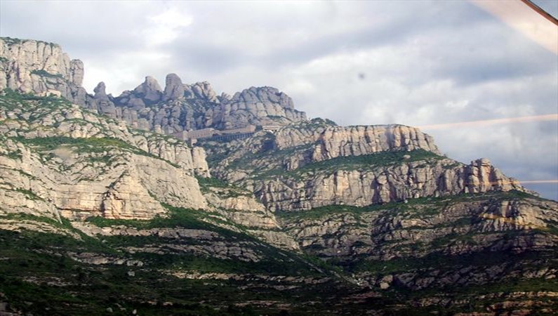В переводе с испанского Монсеррат означает «Разрезанные горы». 