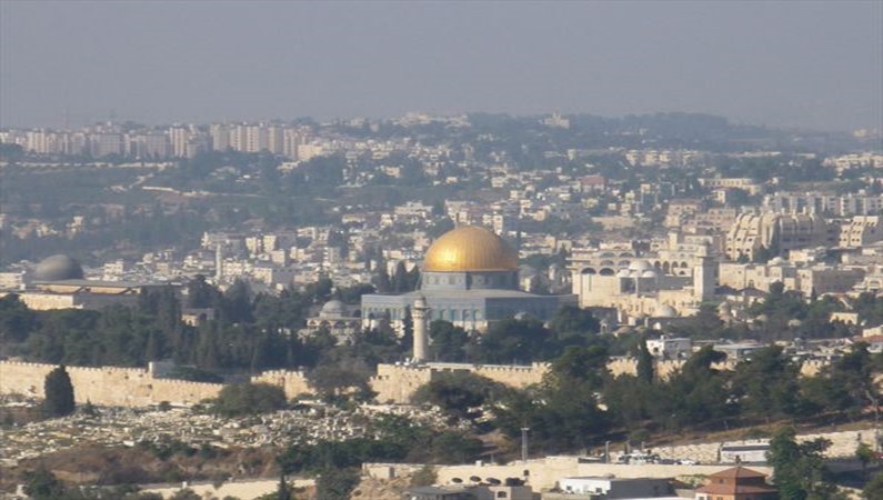 Вид на Храмовую гору со смотровой площадки на Елеонской горе. В центре виден золотой купол монумента Куббат ас-Сахра (Купол Скалы). Посередине слева виден свинцовый купол мечети аль-Акса.