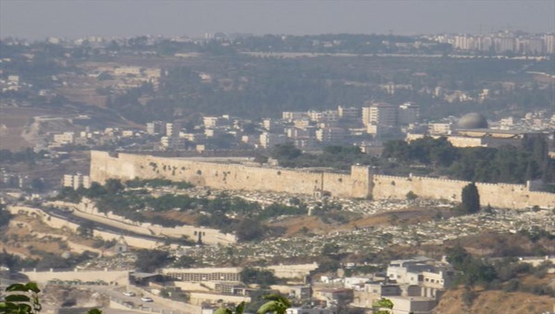 Вид на крепостные стены Старого города со смотровой площадки на Елеонской горе. Также справа виден свинцовый купол мечети аль-Акса.