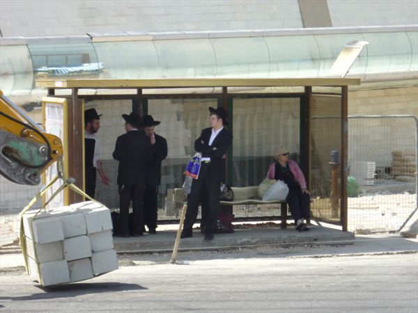 Едем по улицам Иерусалима. На остановке стоят правоверные иудеи