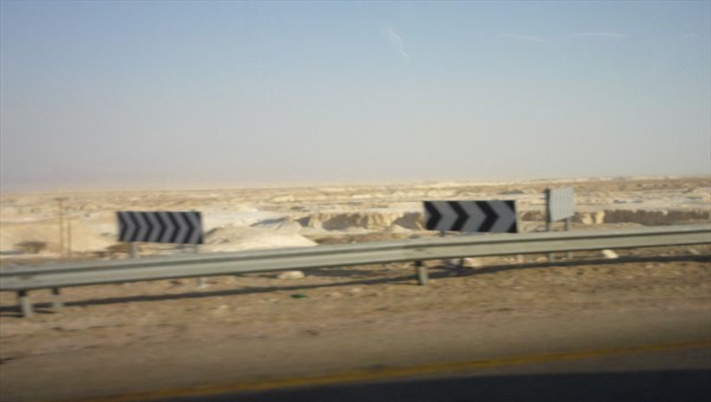 Едем из Израиля обратно в Шарм-эль-Шейх. За стеклом - сплошная пустыня