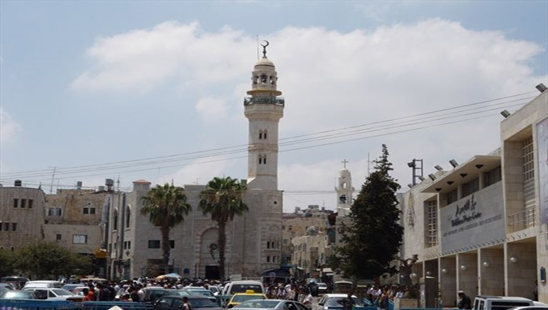 Мечеть Омара, расположенная рядом с Храмом Рождества Христова на Ясельной площади. Вдали справа находится высокая колокольня Сирийской православной церкви