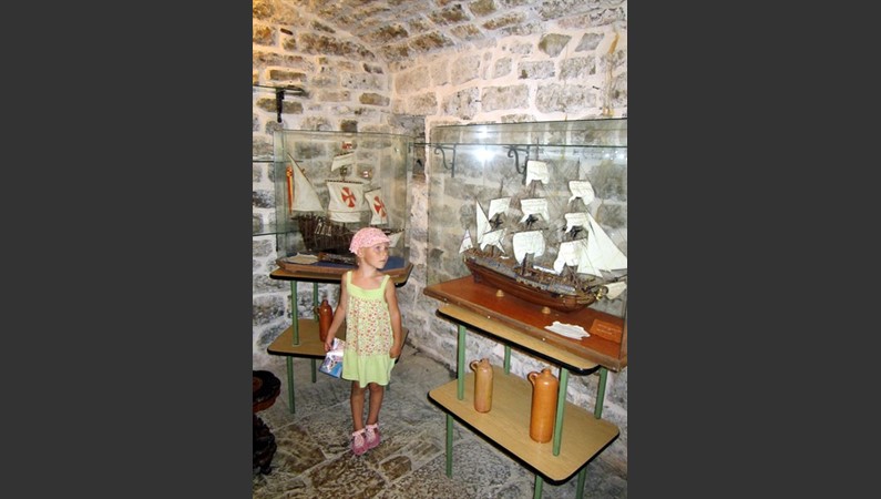 В музее цитадели можно посмотреть на макеты парусников