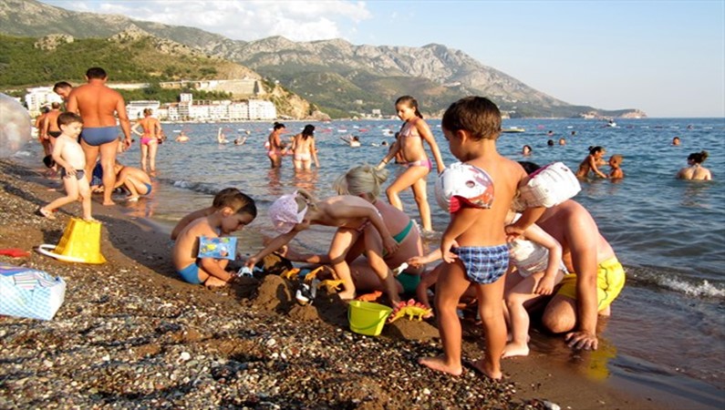 Пляж в Бечичи - дети разных народов всегда найдут общий язык!
