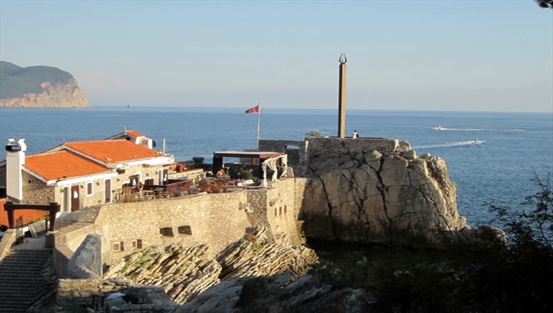 Вид на крепость с променадной дорожки в Режевичи