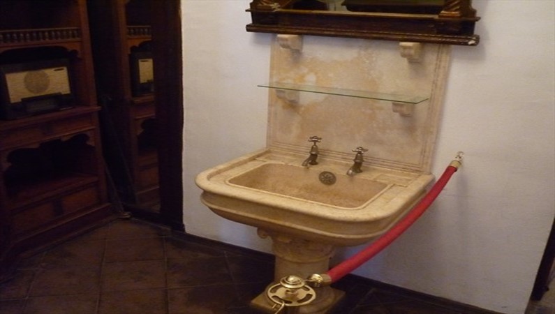 Умывальник в ванной комнате дворца Румынской королевы. Балчик. Болгария.