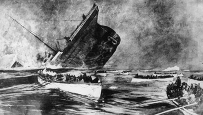 Пассажиры спасаются с тонущего Титаника