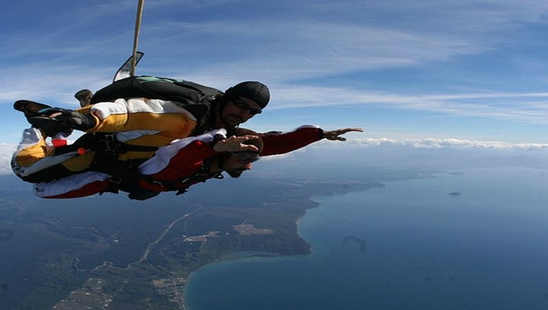 Прыжки с парашютом на озере Таупо, Новая Зеландия