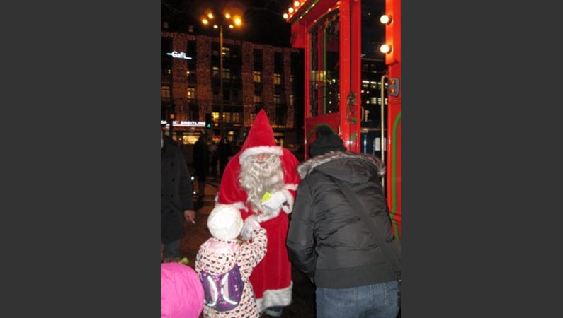 Санта в роли вагоновожатого приглашает в рождественский трамвай детей в Цюрихе