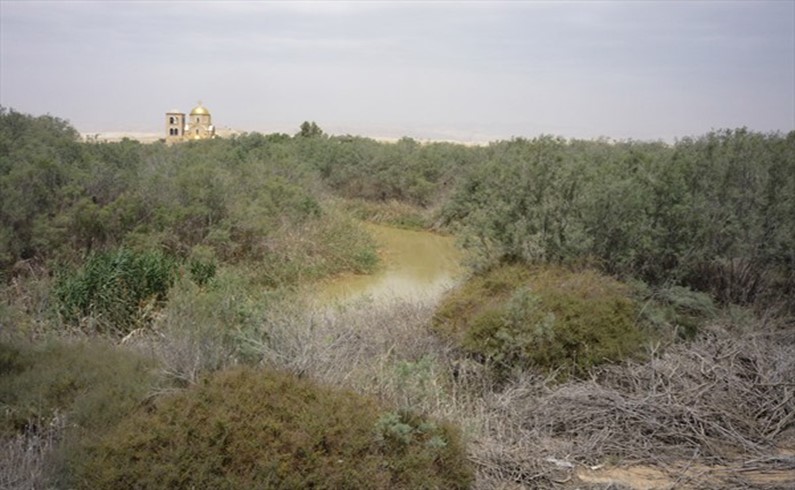 Долина реки Иордан, восточный берег реки. Вдали видна греческая православная церковь Иоанна Крестителя