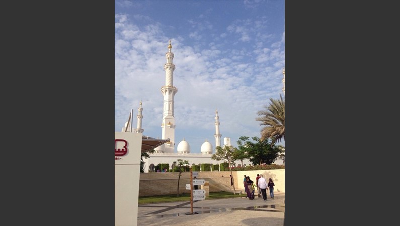 По углам, как доблестные стражи, мечеть стерегут четыре минарета высотой более 100 метров каждый