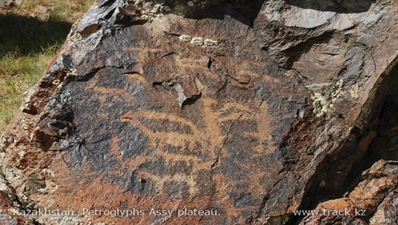 петроглифы на плато Ассы