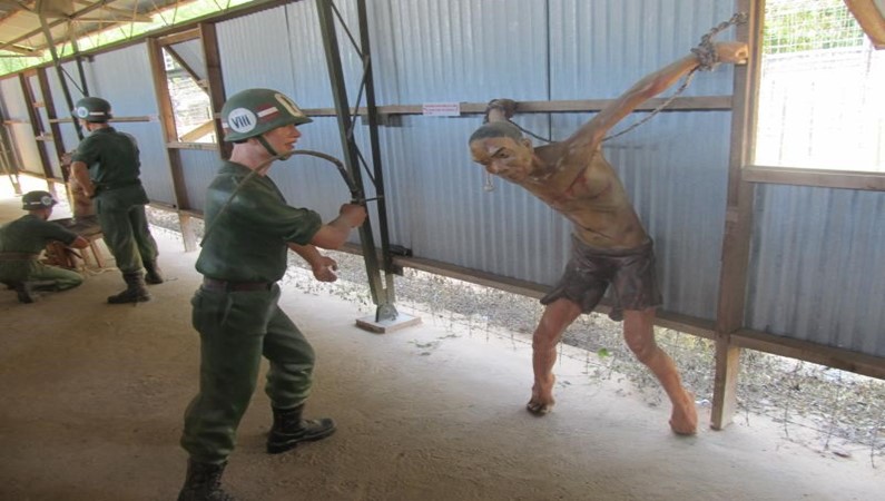 Демонстрация пыток в лагере.