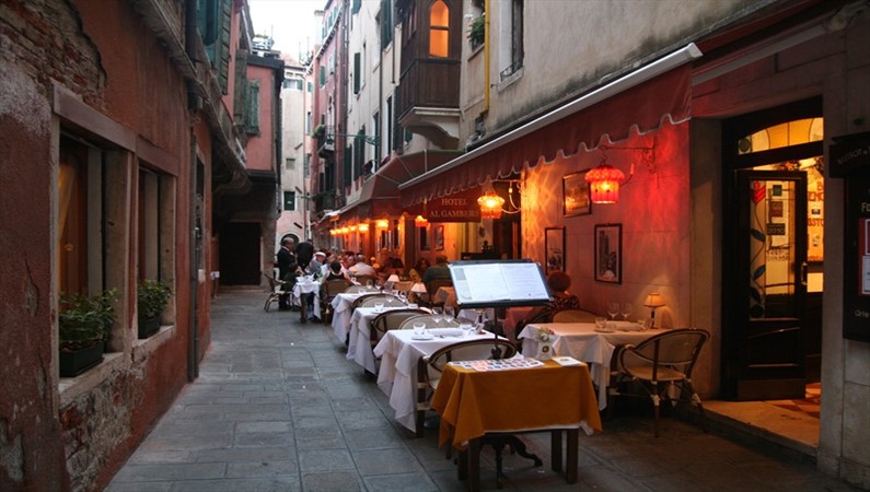 Вечер на узких улицах Венеции