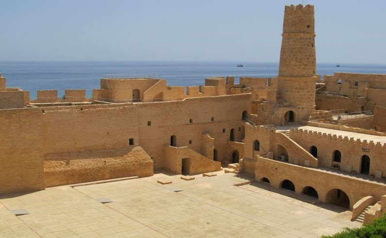 Вид со стены на внутренний двор крепости Рибат и его главную башню.