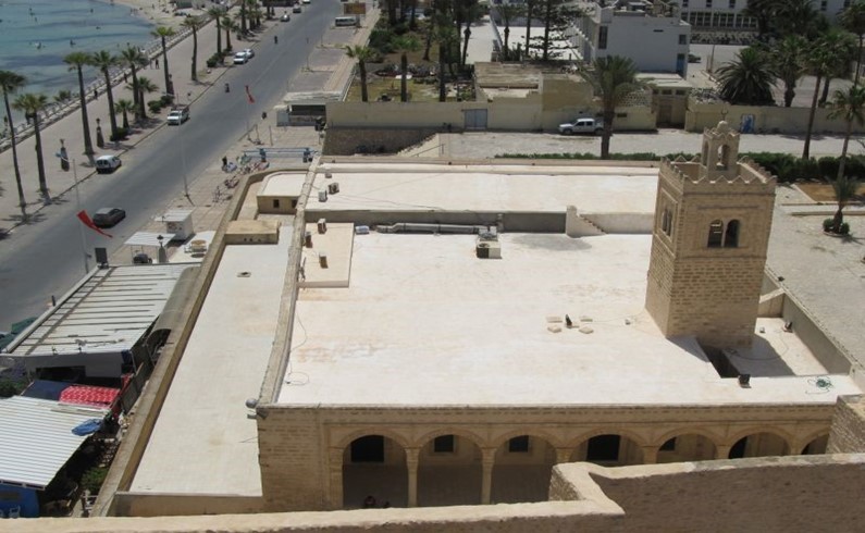 Вид с главной башни на мечеть при крепости.