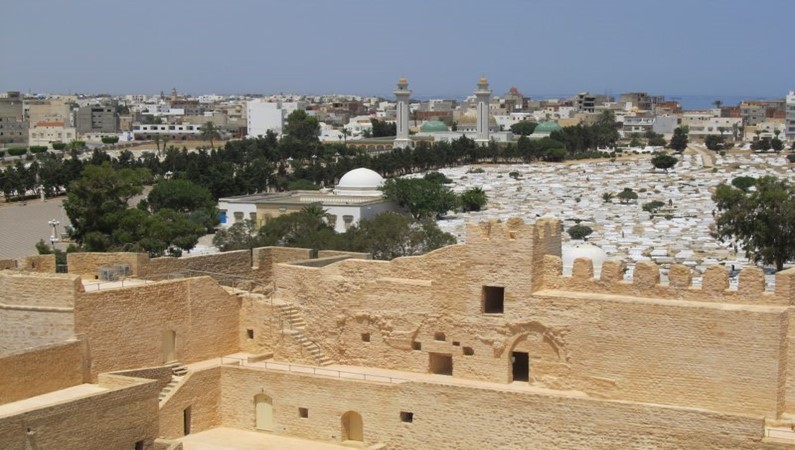 Вид с главной башни на мавзолей первого президента Туниса.