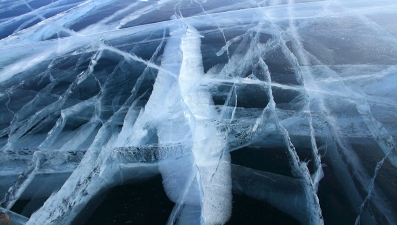 Путешествие по льду Байкала.