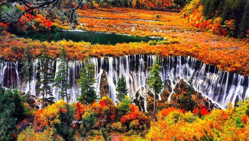 Водопад в парке Цзючжайгоу, Китай