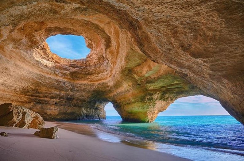 Пляж в скалах - пещера Бенагил