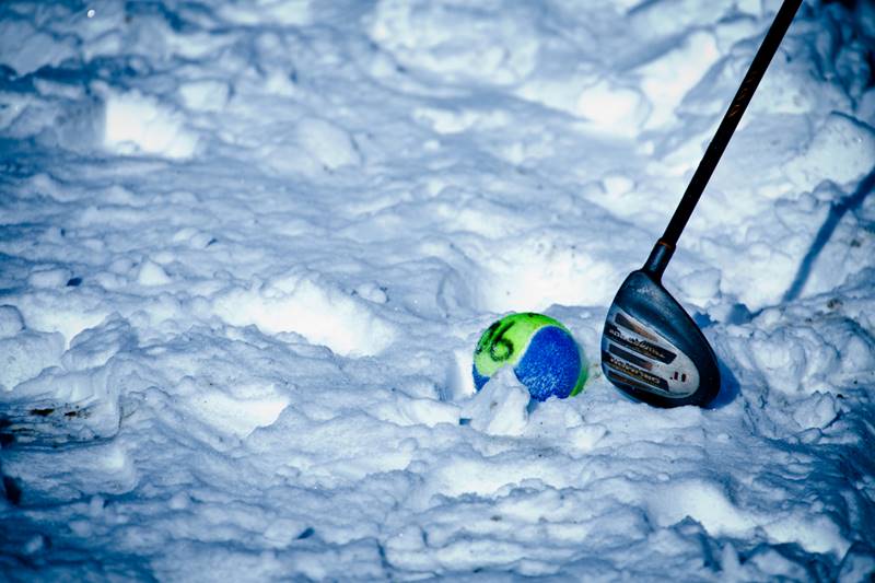 Снежка лечением. Снежный гольф. Гольф на снегу. Гольф зимой. Зимний гольф фото.