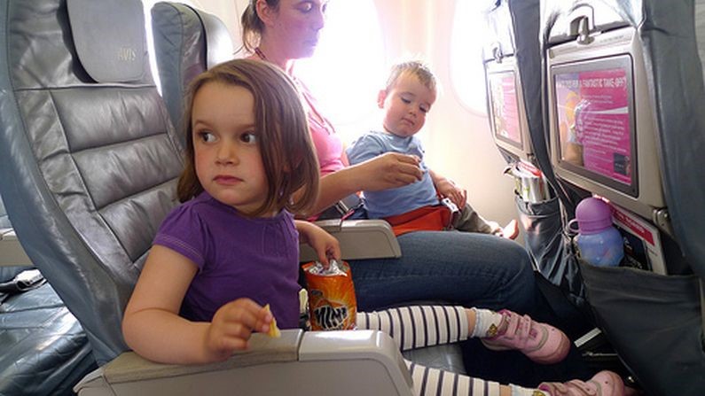 Как пережить авиаперелет с детьми