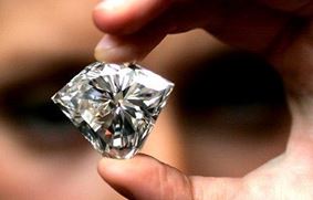 Китайский турист пытался украсть бриллиант, проглотив его