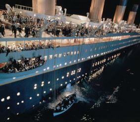 Лайнер, повторяющий маршрут «Титаника», затормозил из-за непогоды