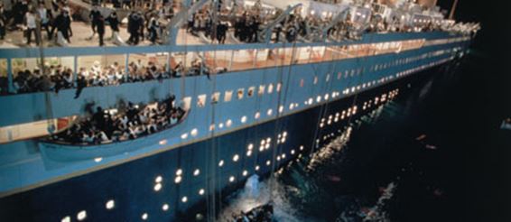 Лайнер, повторяющий маршрут «Титаника», затормозил из-за непогоды