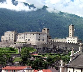 Беллинцона (итал. Bellinzona) - старинный швейцарский город трех замков
