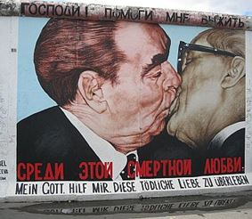 Берлинская стена: падение продолжается