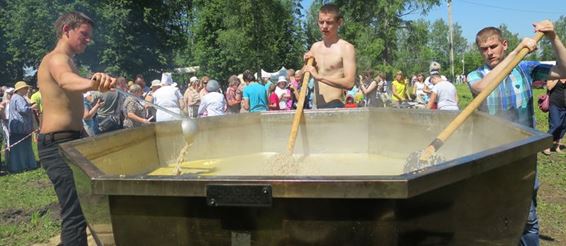 1100 литров Царской каши сварили на фестивале в Кашине