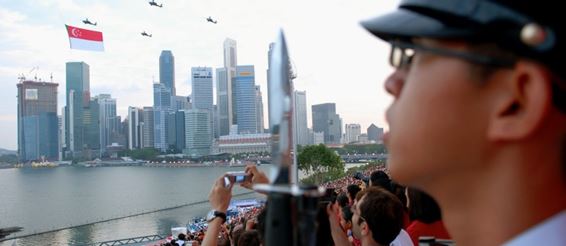 Празднично и торжественно Сингапур празднует 51-й День независимости