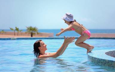 Лайфхаки - Пять упражнений, которые научат ребёнка плавать