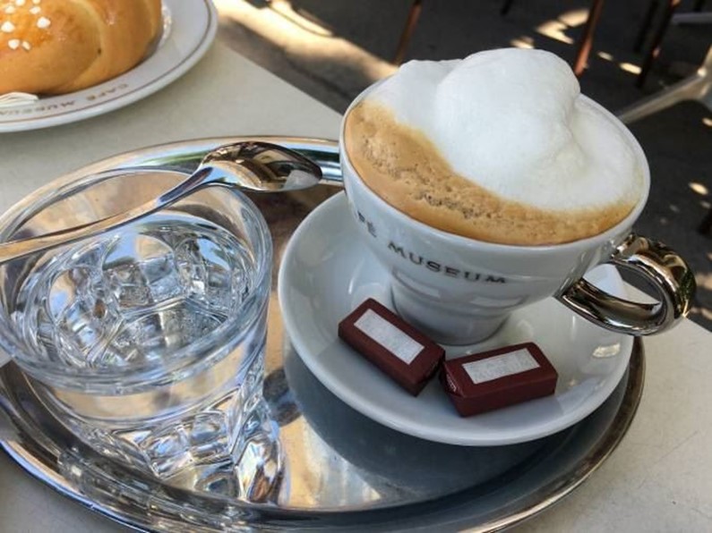 Меланж, серебряный поднос и релакс - Как правильно пить кофе по-венски