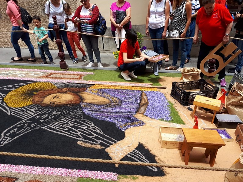 Вулканический песок, живые цветы и народные гулянья. Как отмечают День ковров на Тенерифе