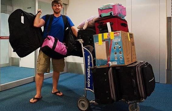 Туристы нашли способ не платить за перевес багажа