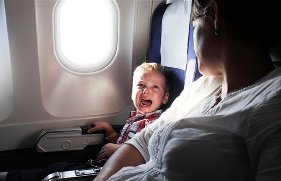 Как не оказаться в самолёте рядом с плачущими детьми
