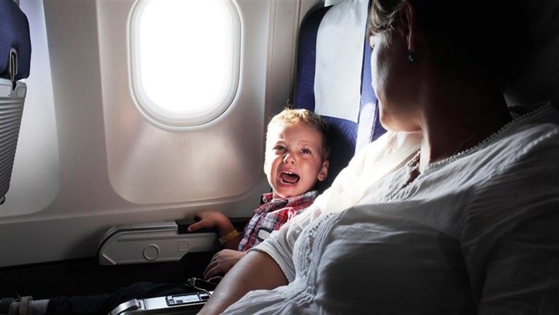 Как не оказаться в самолёте рядом с плачущими детьми